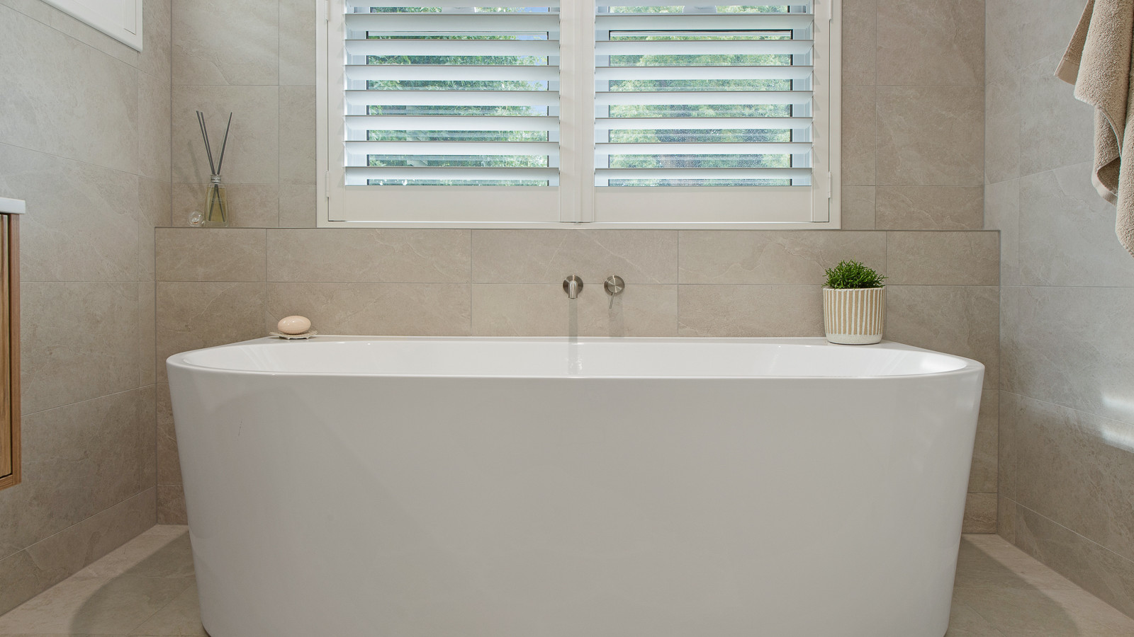 Maitland heritage build ensuite bathroom tub