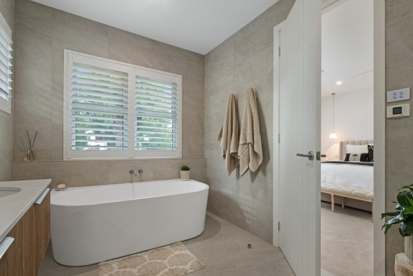 Maitland heritage build ensuite bathroom tub